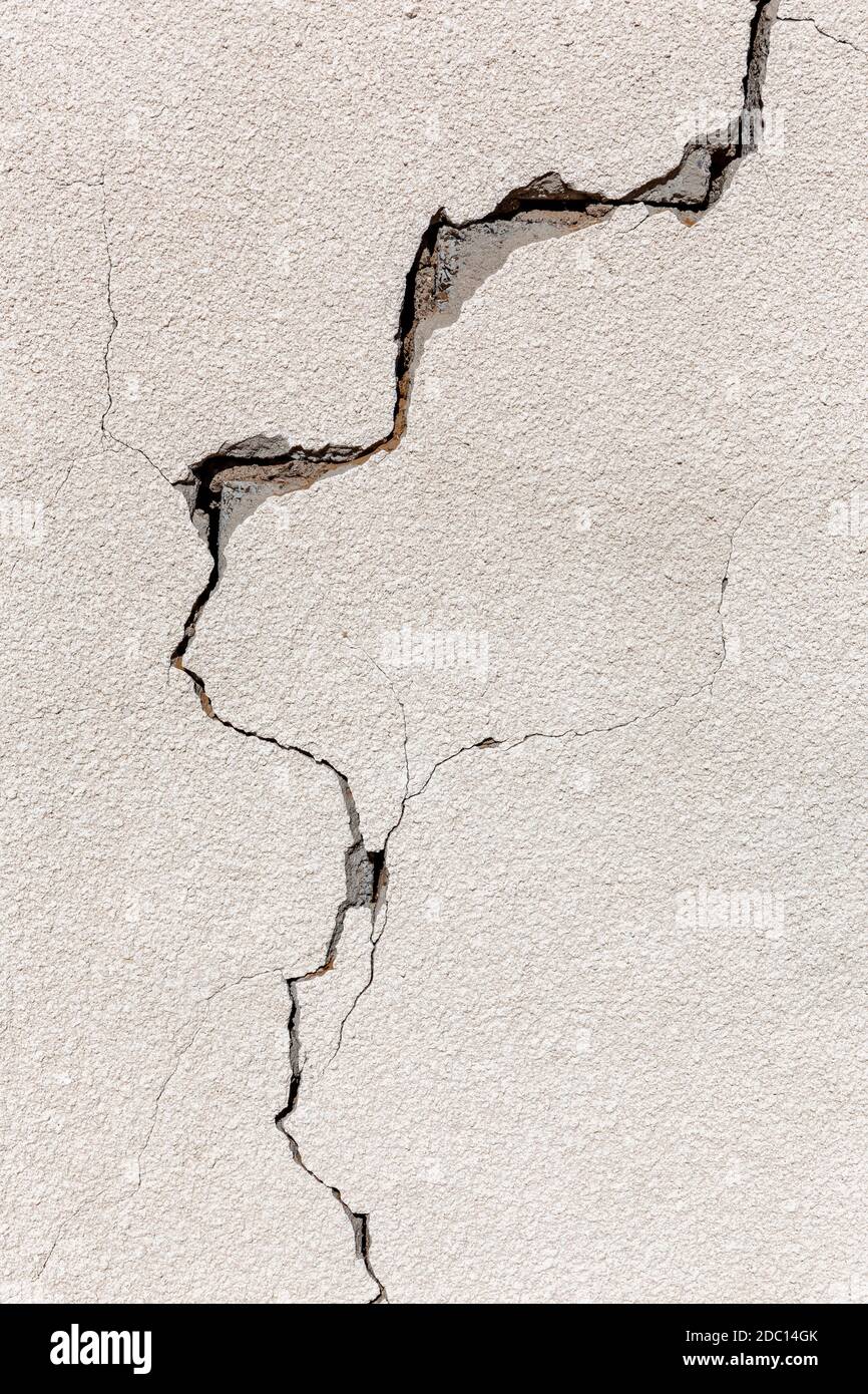 Riss auf einer grauen Betonwand des verlassenen Hauses in Al Madam Geisterdorf in den Vereinigten Arabischen Emiraten, industrieller Hintergrund. Stockfoto