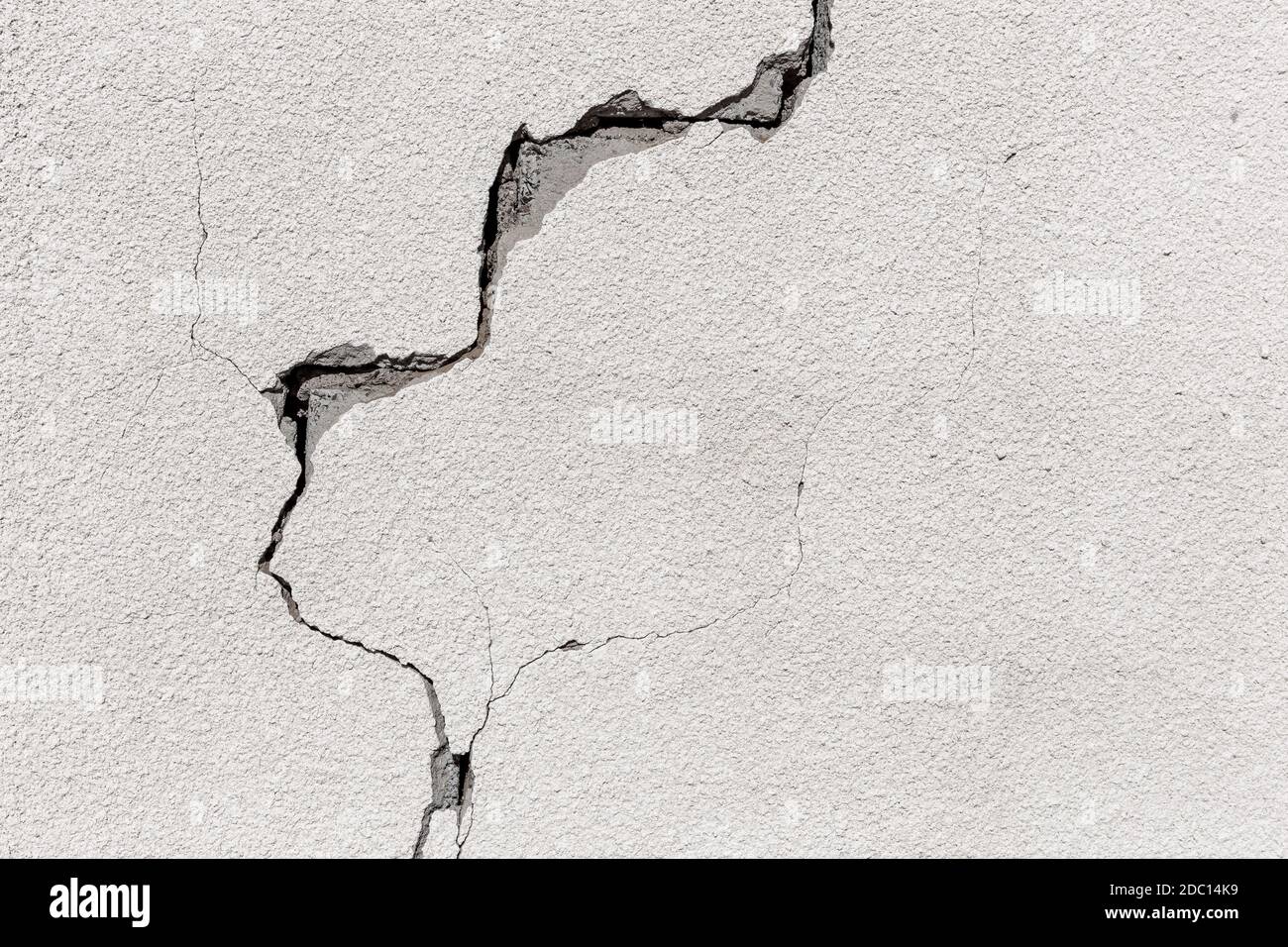 Riss auf einer grauen Betonwand des verlassenen Hauses in Al Madam Geisterdorf in den Vereinigten Arabischen Emiraten, industrieller Hintergrund. Stockfoto