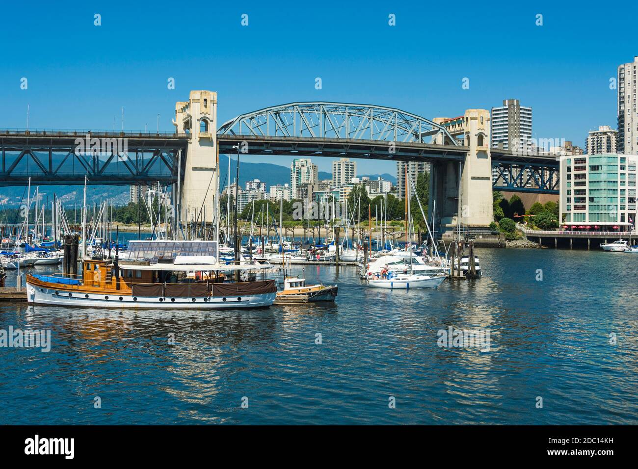 Blick auf die Burrard Street Bridge (1932) und die englische Bucht von Granville Island, Vancouver, BC, Kanada Stockfoto