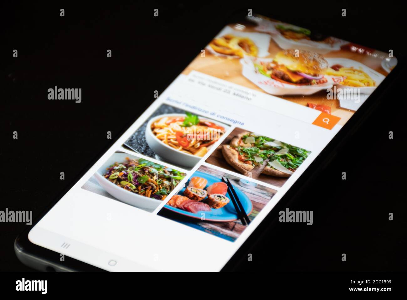 Just Eat App auf dem Smartphone, Lebensmittelbestellung und Lieferservice. Essen zum Mitnehmen während des Covid- oder Coronavirus Stockfoto