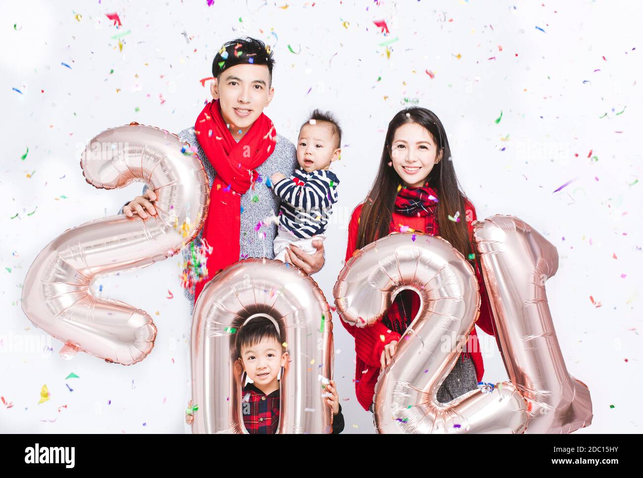 Fröhliche Familie Spaß mit Schild 2021 aus Silber Ballons für das neue Jahr Stockfoto