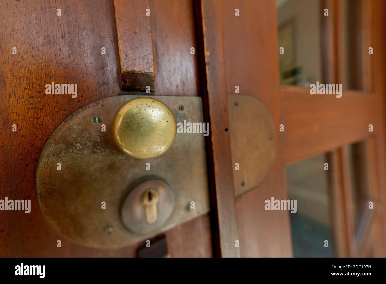 Tür mit Türknopf - Eingang, Stockfoto