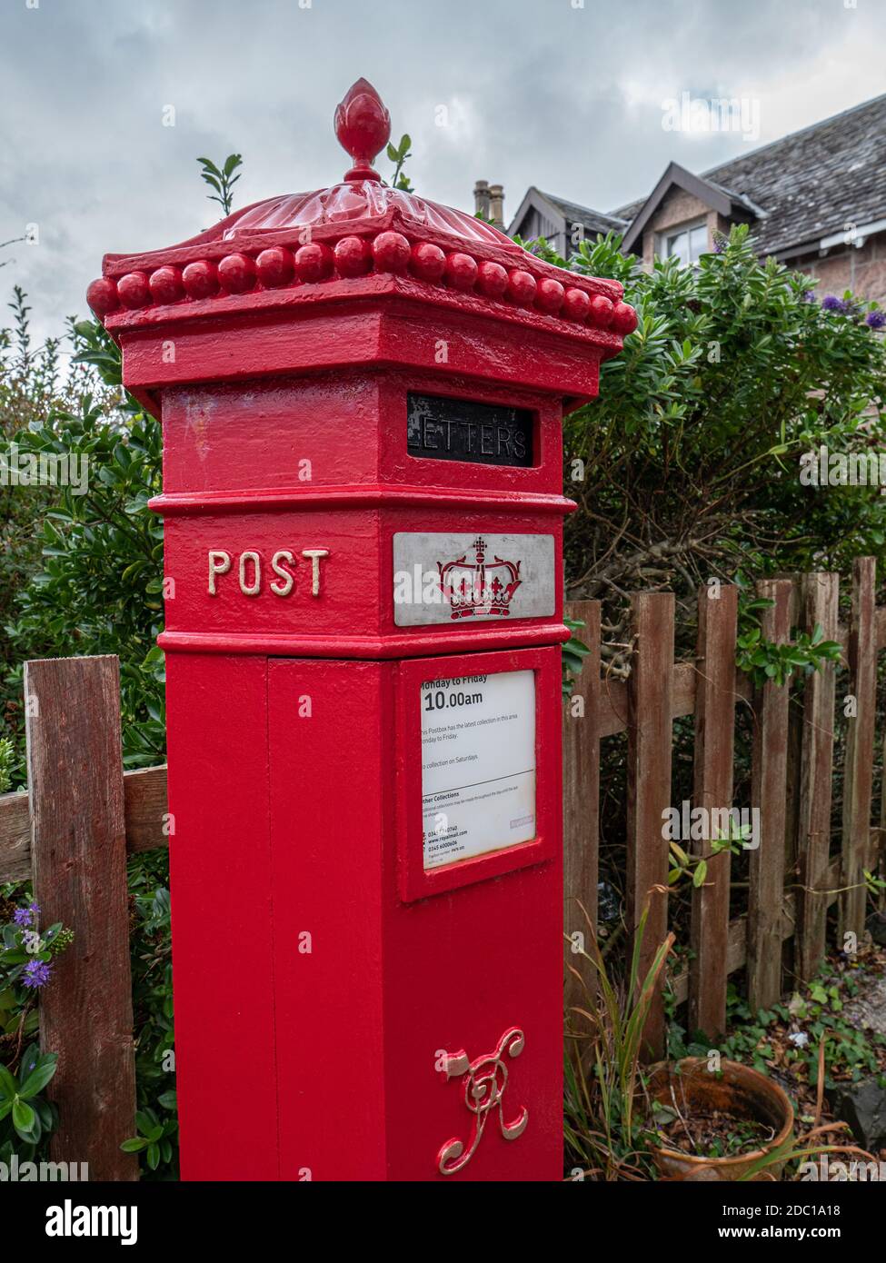 Viktorianischer roter Säulenkasten auf der Isle of Iona Inner Hebrides Scotland UK. Stockfoto