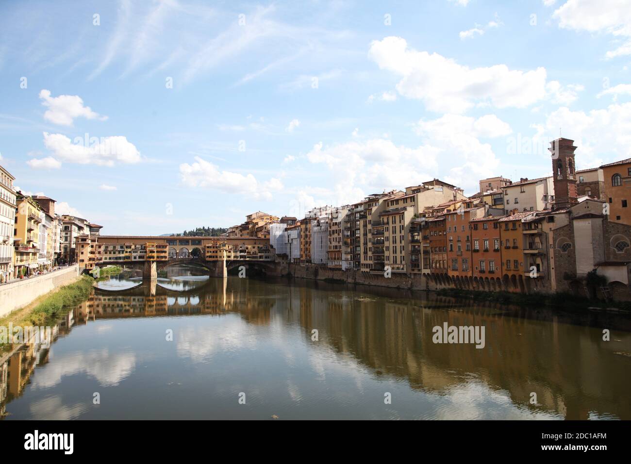 ABGELEGT - 07. September 2020, Italien, Florenz: Die Sonne scheint über der Alten Brücke (Ponte Vecchio) von Florenz. Normalerweise sind die Sehenswürdigkeiten in Italien von Massen von Touristen bevölkert, aber im Zuge der Coronavirus-Pandemie ist in diesem Sommer vieles anders: Zum einen reisen weniger Menschen zum Urlaubsziel, zum anderen gibt es strenge Einreisebeschränkungen für die Sehenswürdigkeiten. Foto: Steffen TRUMPF/dpa Stockfoto
