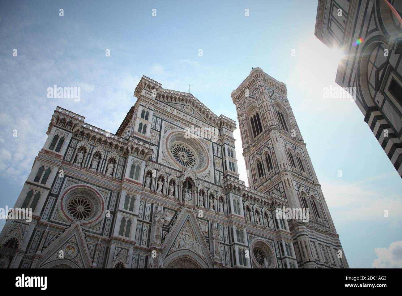 ABGELEGT - 07. September 2020, Italien, Florenz: Die Sonne scheint über dem Dom von Florenz. Normalerweise sind die Sehenswürdigkeiten in Italien von Massen von Touristen bevölkert, aber im Zuge der Coronavirus-Pandemie ist in diesem Sommer vieles anders: Zum einen reisen weniger Menschen zum Urlaubsziel, zum anderen gibt es strenge Zulassungsbeschränkungen für die Sehenswürdigkeiten. Foto: Steffen TRUMPF/dpa Stockfoto