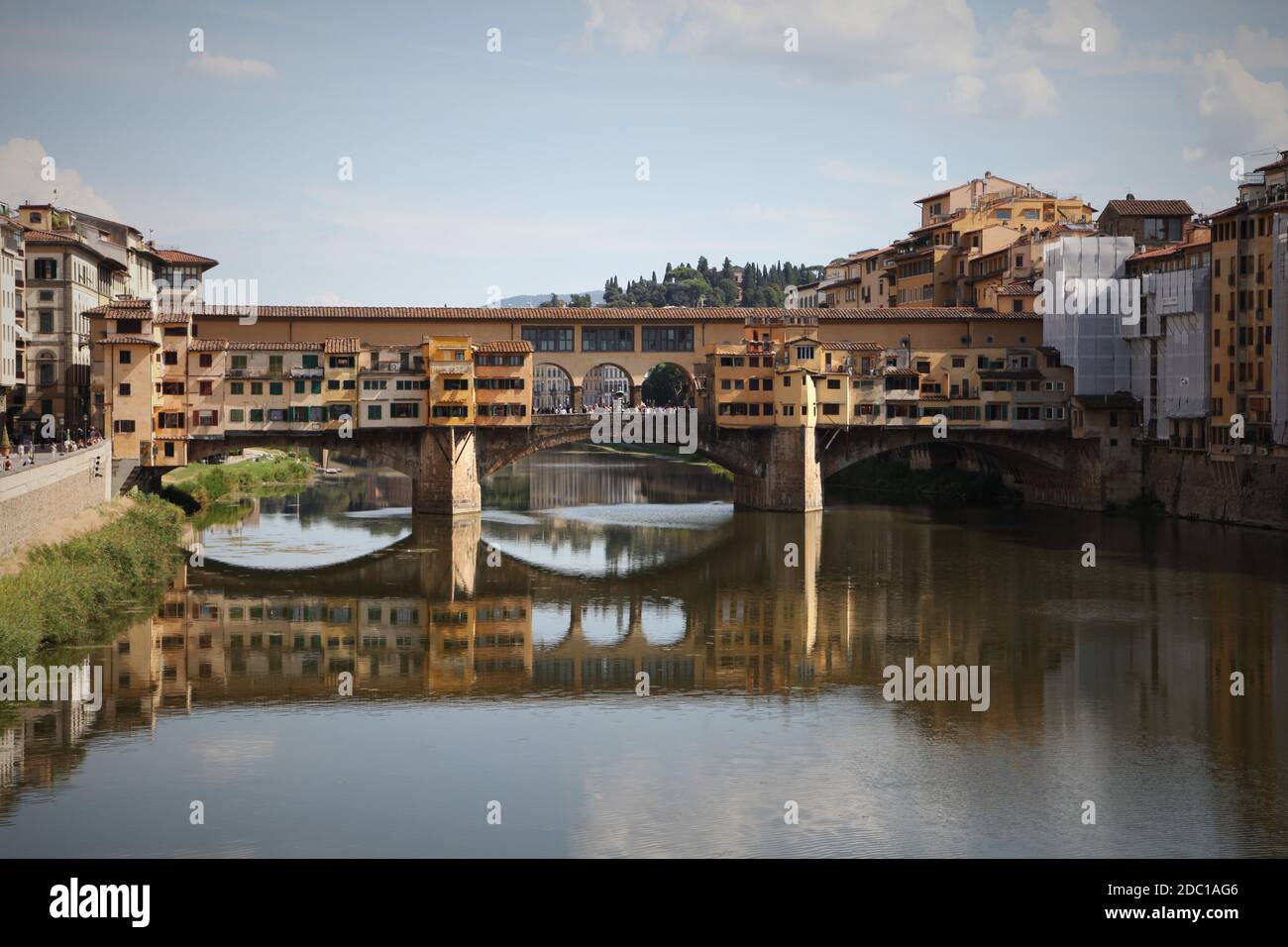 ABGELEGT - 07. September 2020, Italien, Florenz: Die Sonne scheint über der Alten Brücke (Ponte Vecchio) von Florenz. Normalerweise sind die Sehenswürdigkeiten in Italien von Massen von Touristen bevölkert, aber im Zuge der Coronavirus-Pandemie ist in diesem Sommer vieles anders: Zum einen reisen weniger Menschen zum Urlaubsziel, zum anderen gibt es strenge Einreisebeschränkungen für die Sehenswürdigkeiten. Foto: Steffen TRUMPF/dpa Stockfoto