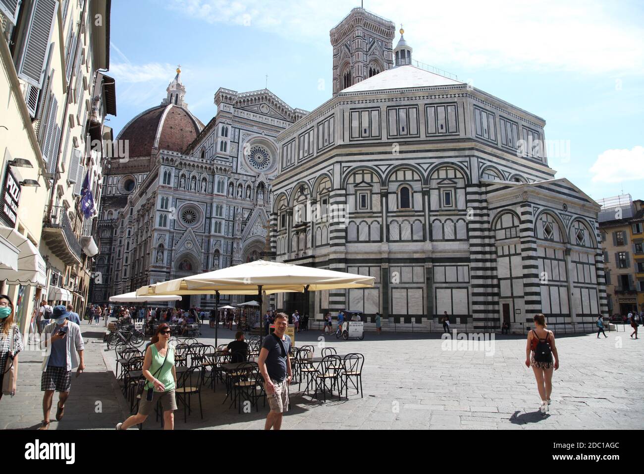 ABGELEGT - 07. September 2020, Italien, Florenz: Ein paar Touristen bummeln vor dem Dom von Florenz. Normalerweise sind die Sehenswürdigkeiten in Italien von Massen von Touristen bevölkert, aber im Zuge der Coronavirus-Pandemie war vieles anders in diesem Sommer: Einerseits reisen weniger Menschen in das Urlaubsland, andererseits gibt es strenge Einreisebeschränkungen für die Sehenswürdigkeiten. Foto: Steffen TRUMPF/dpa Stockfoto