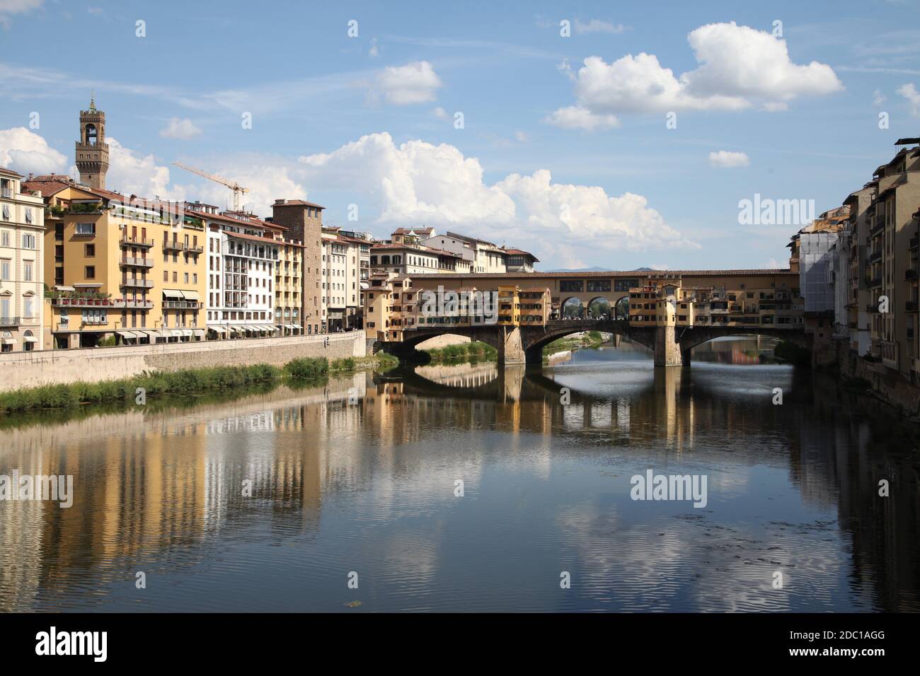 ABGELEGT - 07. September 2020, Italien, Florenz: Die Sonne scheint über der Alten Brücke (Ponte Vecchio) von Florenz. Normalerweise sind die Sehenswürdigkeiten in Italien von Massen von Touristen bevölkert, aber im Zuge der Coronavirus-Pandemie ist in diesem Sommer vieles anders: Zum einen reisen weniger Menschen zum Urlaubsziel, zum anderen gibt es strenge Zulassungsbeschränkungen für die Sehenswürdigkeiten. Foto: Steffen TRUMPF/dpa Stockfoto