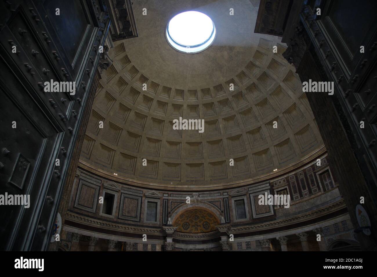 ABGELEGT - 05. September 2020, Italien, Rom: Licht scheint in das Pantheon in Rom. Normalerweise sind die Wahrzeichen in Italien von Massen von Touristen bevölkert, aber im Gefolge der Coronavirus-Pandemie, haben viele Dinge im Land in diesem Sommer anders: Zum einen reisen weniger Menschen in das Urlaubsland, zum anderen gelten für die Sehenswürdigkeiten strenge Zulassungsbeschränkungen. Foto: Steffen TRUMPF/dpa Stockfoto
