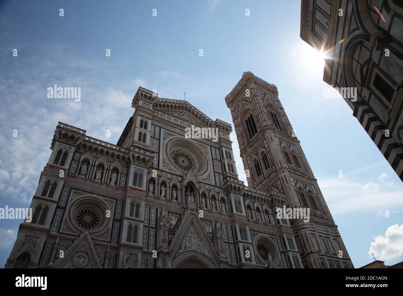 ABGELEGT - 07. September 2020, Italien, Florenz: Die Sonne scheint über dem Dom von Florenz. Normalerweise sind die Sehenswürdigkeiten in Italien von Massen von Touristen bevölkert, aber im Zuge der Coronavirus-Pandemie ist in diesem Sommer vieles anders: Zum einen reisen weniger Menschen zum Urlaubsziel, zum anderen gibt es strenge Zulassungsbeschränkungen für die Sehenswürdigkeiten. Foto: Steffen TRUMPF/dpa Stockfoto