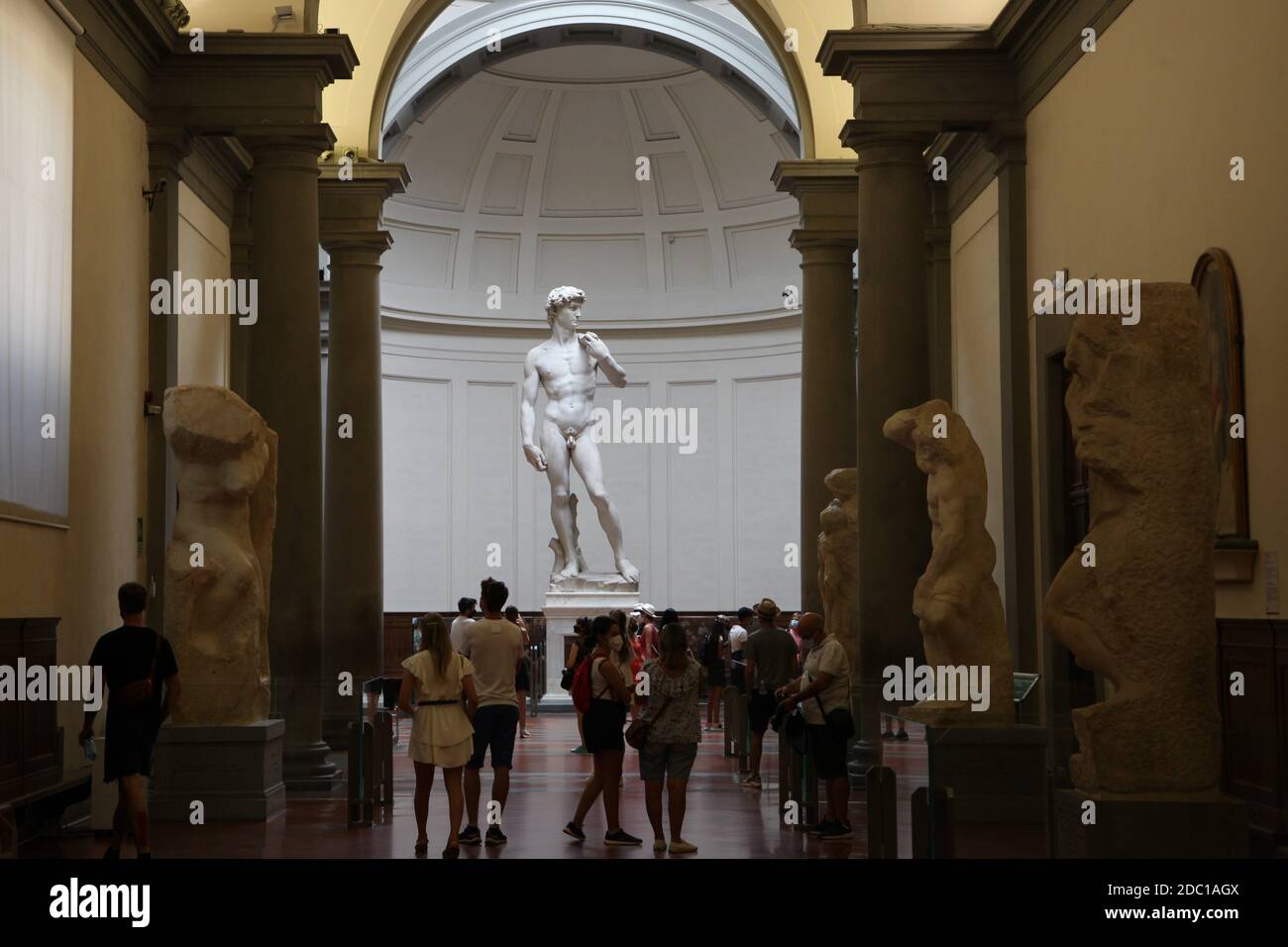 ABGELEGT - 09. September 2020, Italien, Florenz: Einige Touristen besuchen die Galleria dell' Accademia, um den David von Michelangelo zu sehen. Normalerweise sind die Wahrzeichen in Italien von Massen von Touristen bevölkert, aber im Zuge der Coronavirus-Pandemie war in diesem Sommer vieles anders: Zum einen reisen weniger Menschen zum Urlaubsziel, zum anderen gibt es strenge Zulassungsbeschränkungen für die Sehenswürdigkeiten. Foto: Steffen TRUMPF/dpa Stockfoto