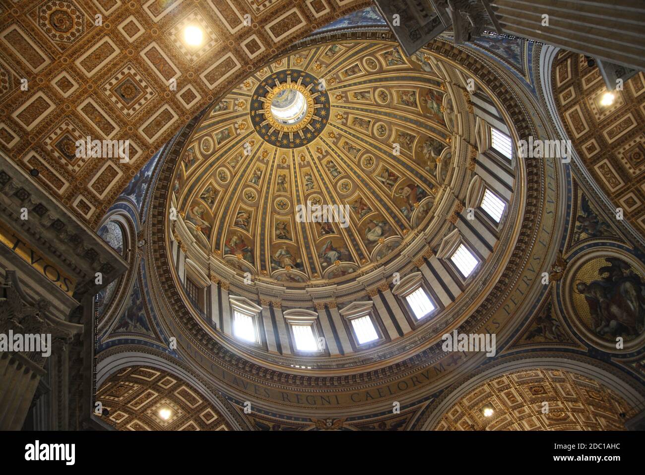 ABGELEGT - 05. September 2020, Italien, Rom: Licht scheint in die Rotunde des Petersdoms in Rom. Normalerweise sind die Sehenswürdigkeiten in Italien von Massen von Touristen bevölkert, aber im Zuge der Coronavirus-Pandemie hat sich in diesem Sommer vieles geändert: Zum einen reisen weniger Menschen zum Urlaubsziel, zum anderen gelten strenge Zulassungsbeschränkungen für die Sehenswürdigkeiten. Foto: Steffen TRUMPF/dpa Stockfoto