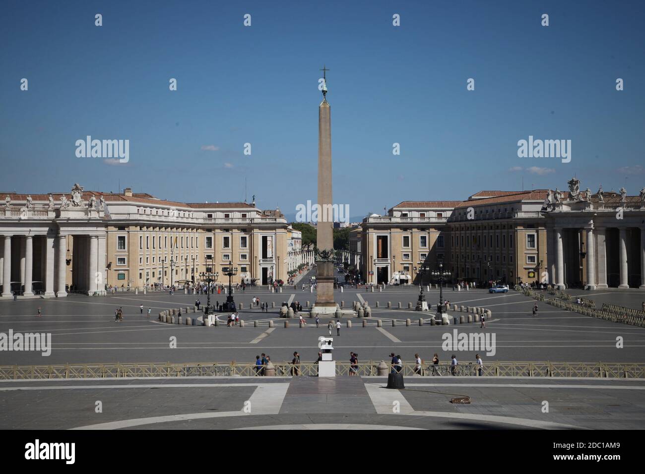 ABGELEGT - 05. September 2020, Italien, Rom: Isolierte Touristen wandern über den Petersplatz in Rom. Normalerweise ist der Platz von Massen von Touristen bevölkert, aber im Zuge der Coronavirus-Pandemie, viele Dinge sind in Italien anders: Auf der einen Seite, weniger Menschen reisen in das Urlaubsland, auf der anderen Seite gibt es strenge Zugangsbeschränkungen für Kirchen und andere Sehenswürdigkeiten. Foto: Steffen TRUMPF/dpa Stockfoto