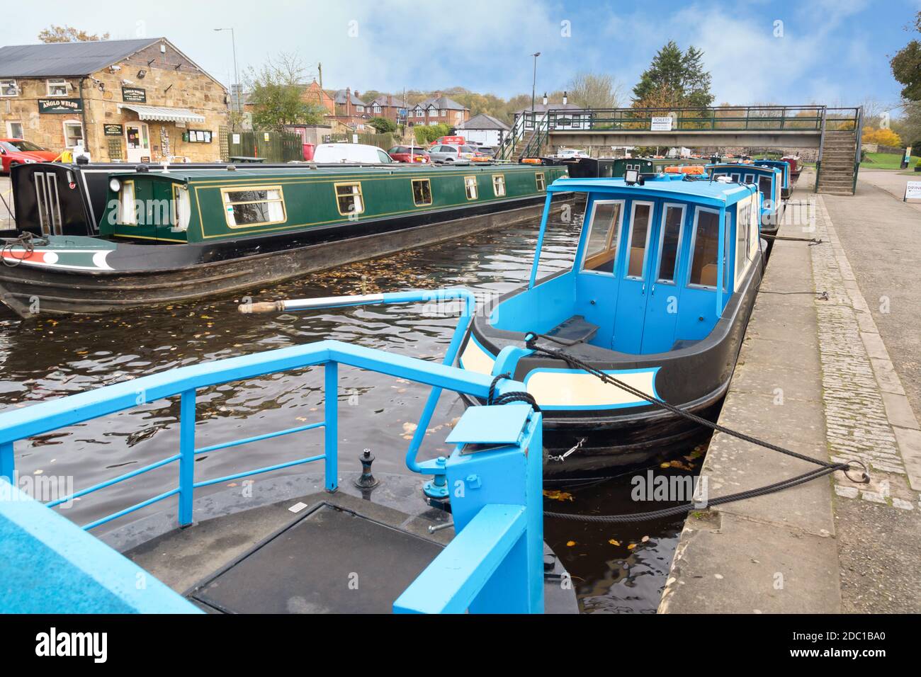 Auf dem Llangollen-Kanal im Trevor vertäuten Narrowboote Becken für den Winter am Pontcysyllte Aquädukt Nordwales Stockfoto