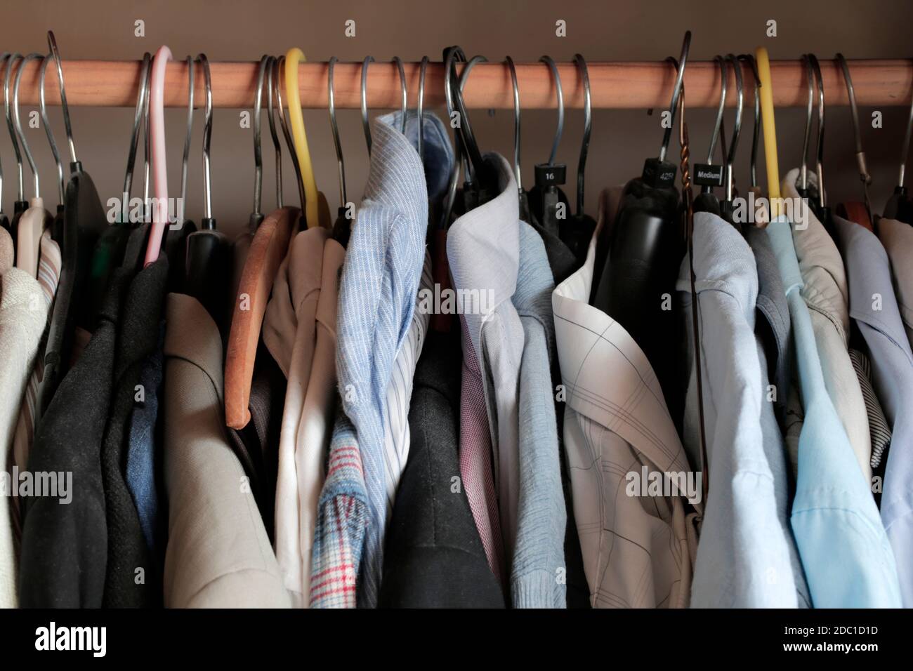 Herrenbekleidung auf einer Kleiderstange in einem Kleiderschrank. 17.11.2020. Foto: Stuart Boulton. Stockfoto