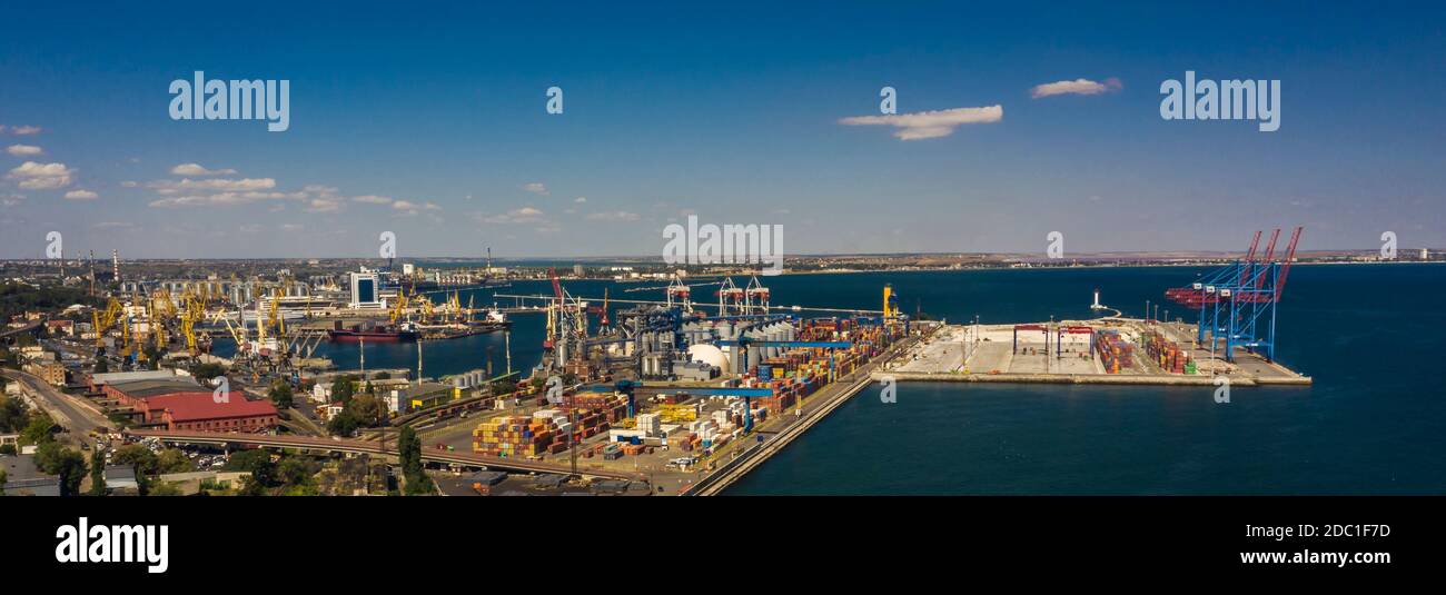 Luftbild eines Containerterminals am Seehafen Odessa, Ukraine Stockfoto