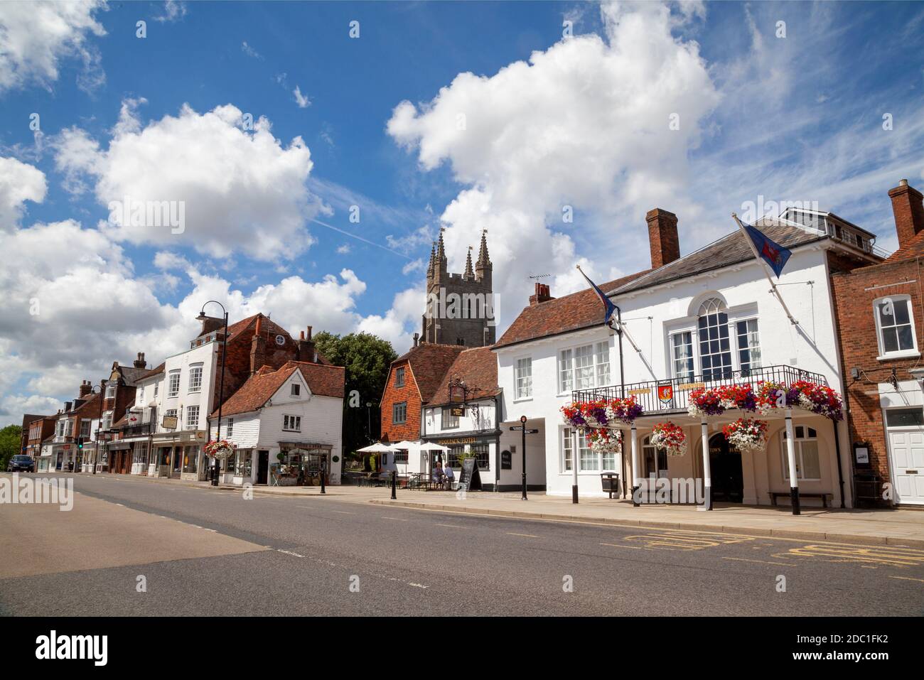 Die malerische Stadt Wealden High Street von Tenterden Kent, England, Großbritannien, GB, an einem Sommertag Stockfoto