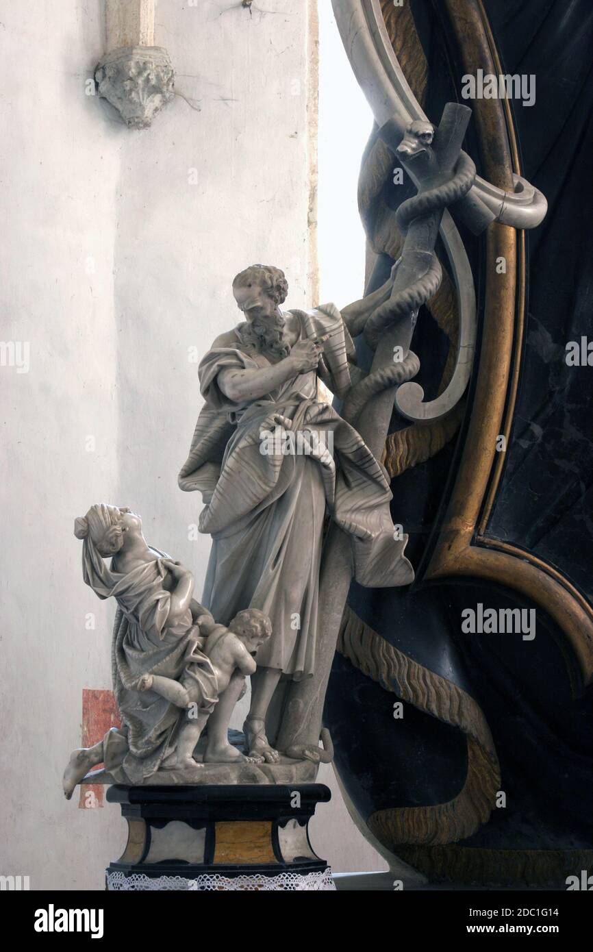 Moses hebt die kupferne Schlange Stockfoto