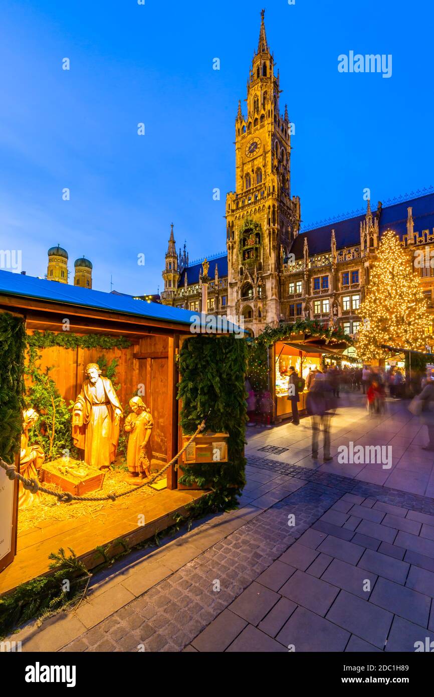 Blick auf den Weihnachtsmarkt am Marienplatz und das neue Rathaus in der Abenddämmerung, München, Bayern, Deutschland, Europa Stockfoto