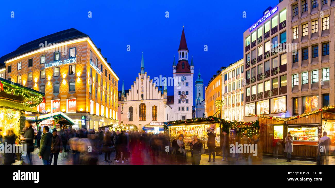 Blick auf den Weihnachtsmarkt am Marienplatz und Das Alte Rathaus in der Abenddämmerung, München, Bayern, Deutschland, Europa Stockfoto