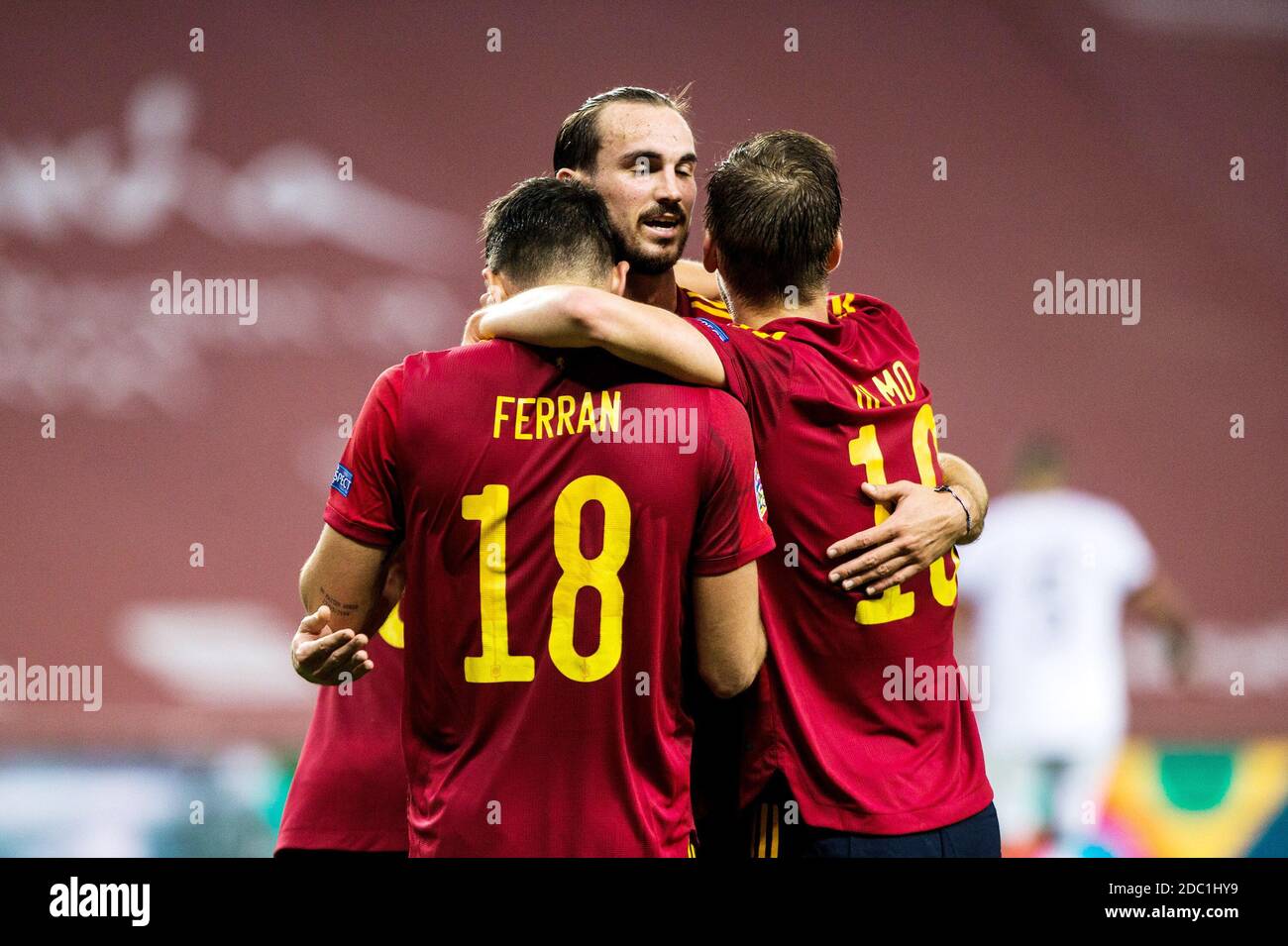Ferran Torres von Spanien feiert ein Tor mit Teamkollegen während Das Fußballspiel der UEFA Nations League zwischen Spanien und Germ / LM Stockfoto