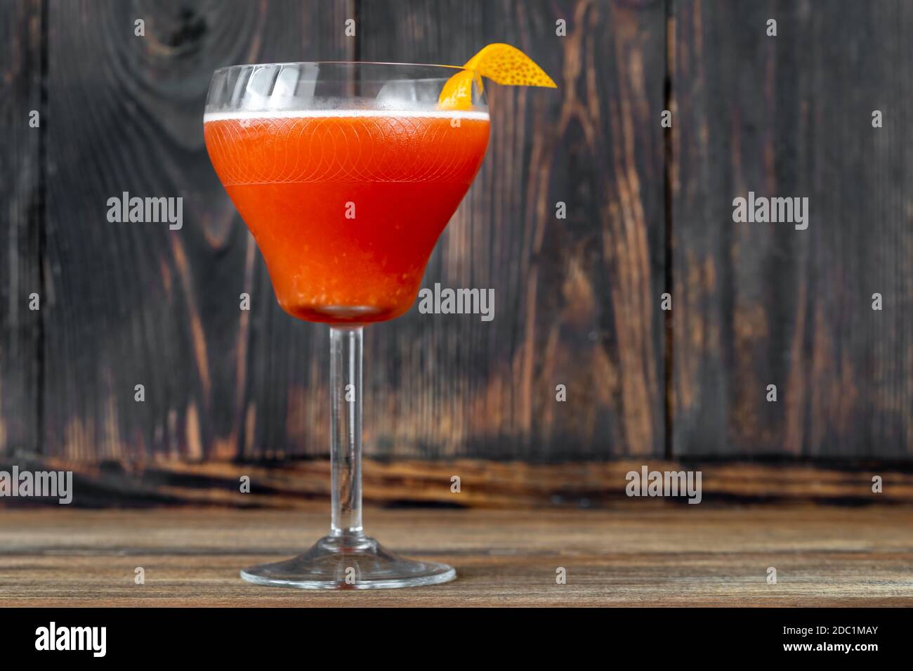 Glas Blut und Sand Cocktail in martiniglas garniert Mit Orangenschale Stockfoto