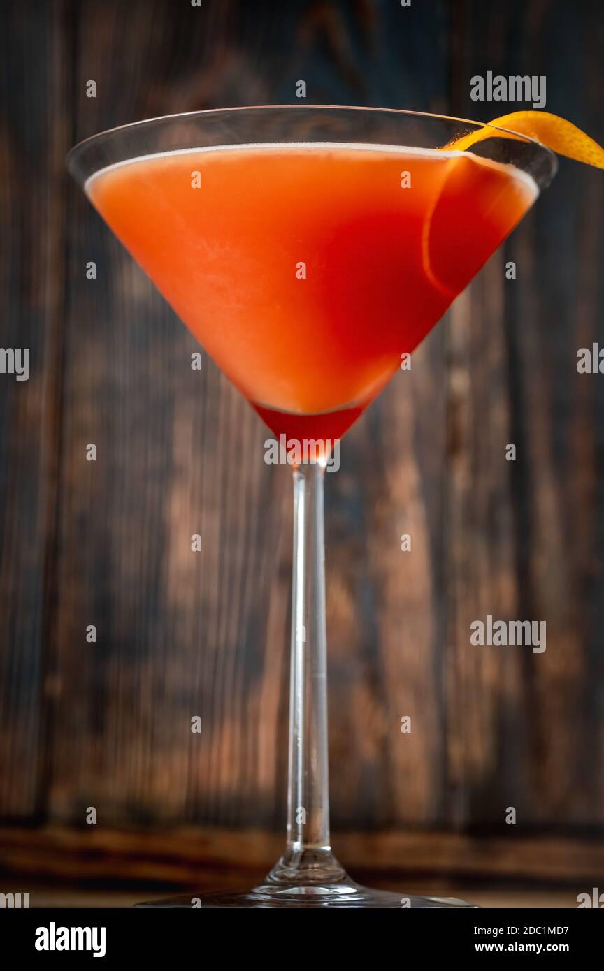 Glas Blut und Sand Cocktail in martiniglas garniert Mit Orangenschale Stockfoto