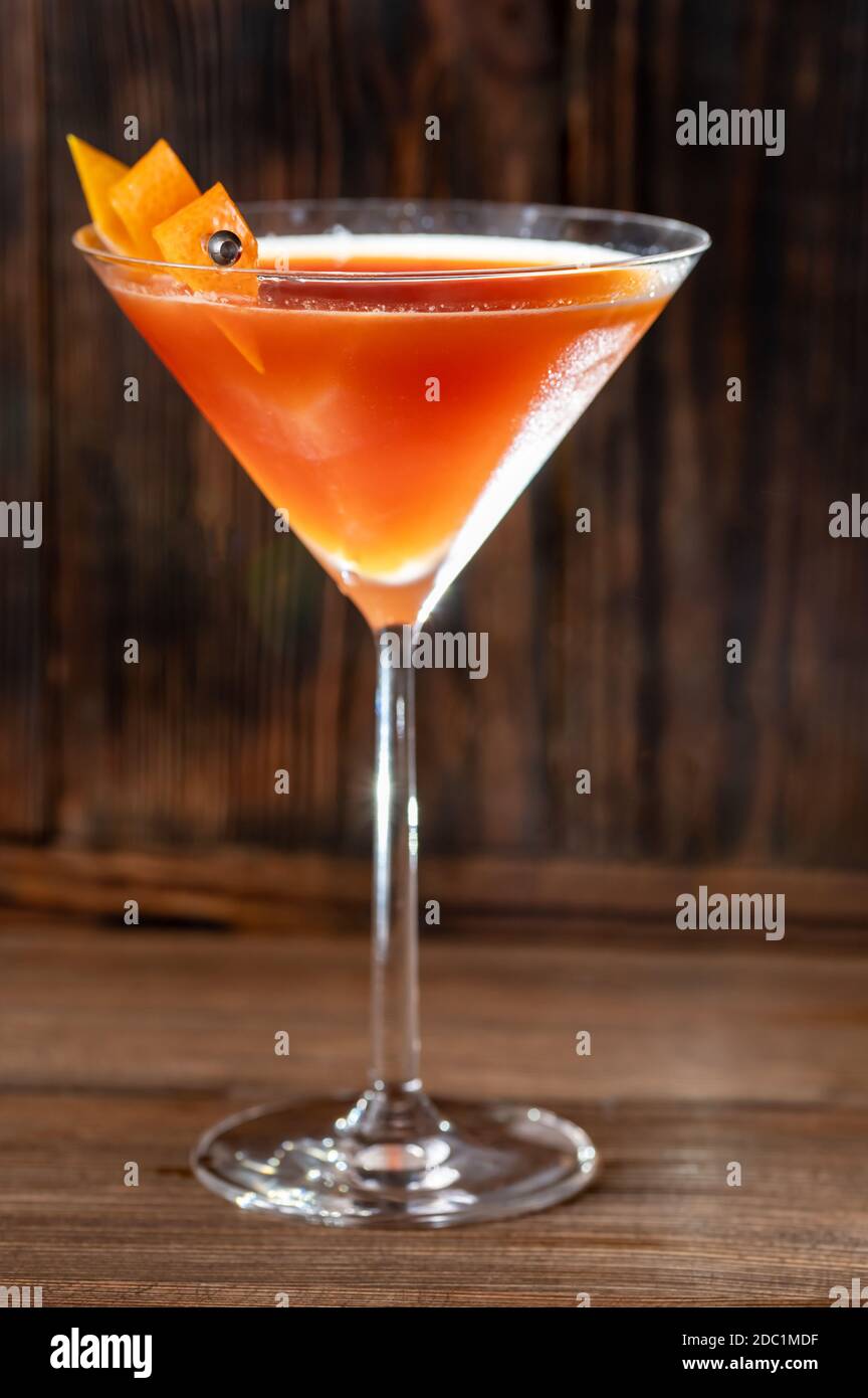 Glas Blut und Sand Cocktail in martiniglas garniert Mit Orangenschale Stockfoto