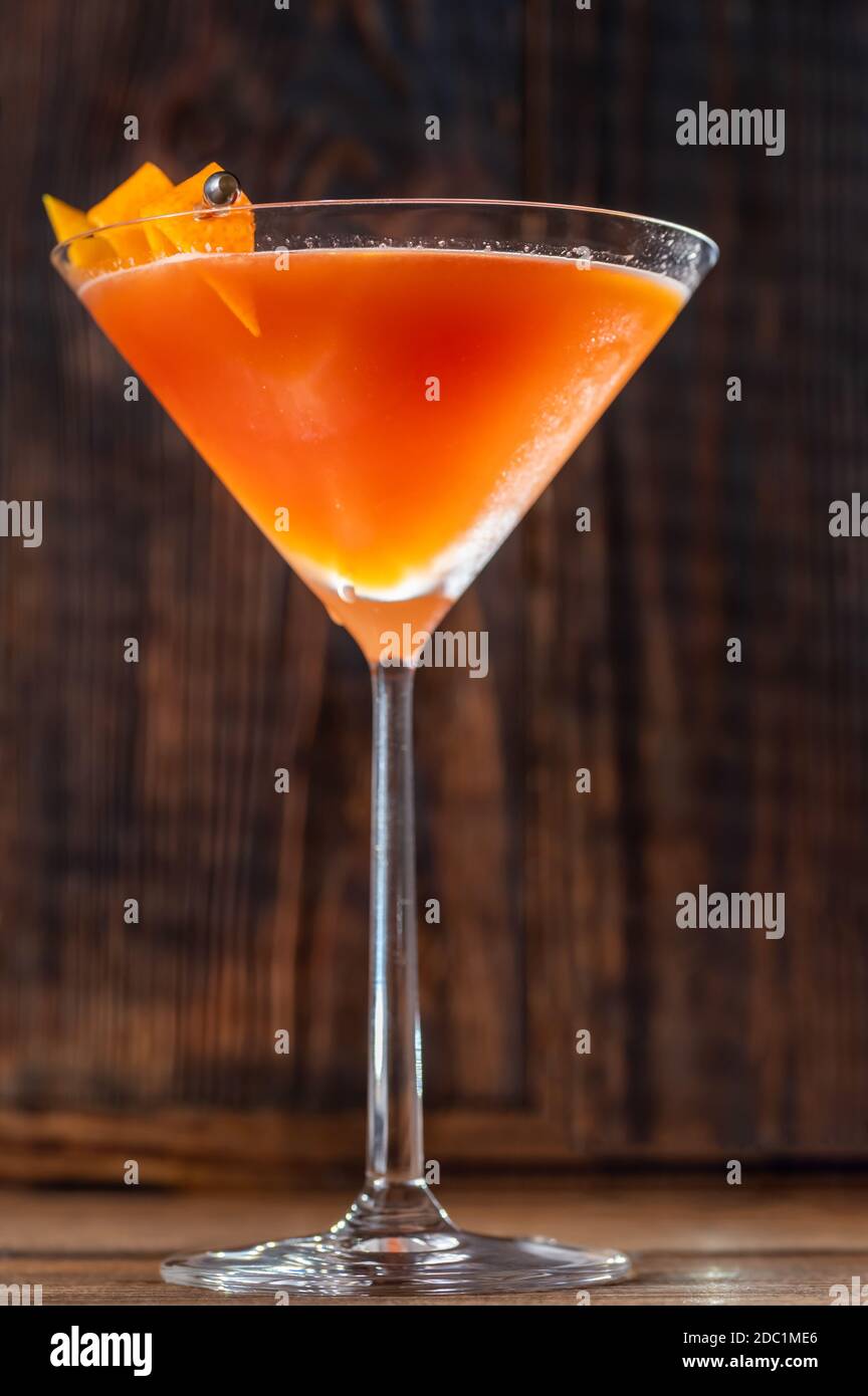 Glas Blut und Sand Cocktail in martiniglas garniert Mit Orangenschale Stockfoto
