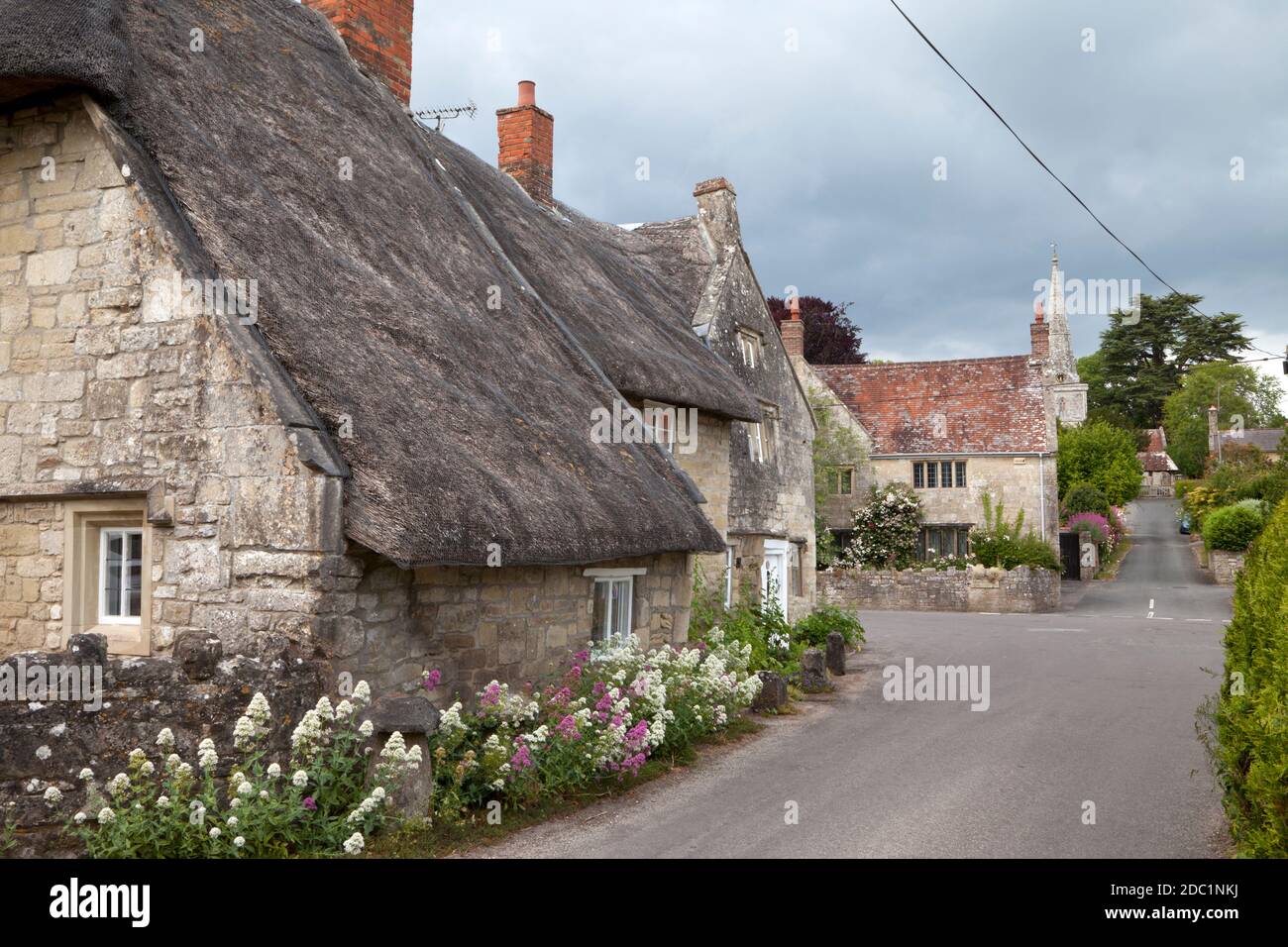 Reethäuser im Dorf Chilmark in Wiltshire. Stockfoto