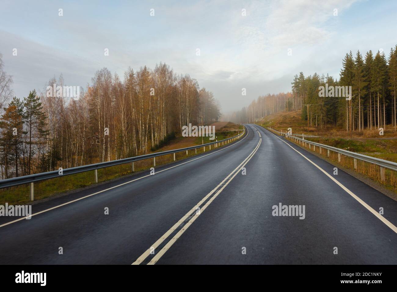 Autobahn ohne Autos. Nebel in der Ferne. Herbsttag. In Finnland . Hochwertige Fotos Stockfoto