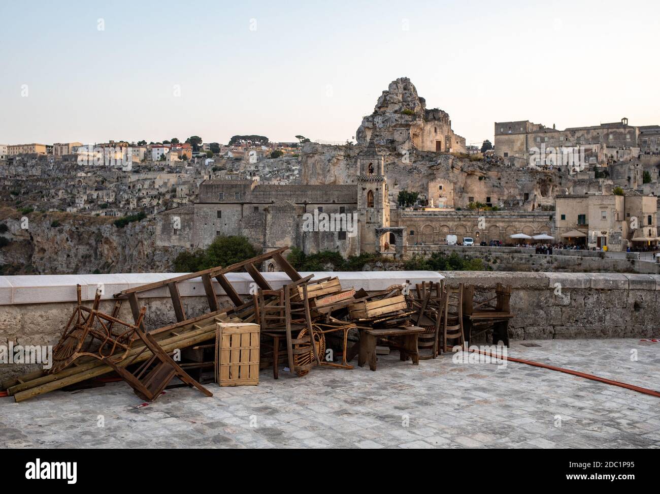Matera, Italien - 17. September 2019: Bond 25, szenografische Elemente für Explosions- und Feuerszenen aus dem Film 'No Time to die' in Sassi, Matera, Stockfoto