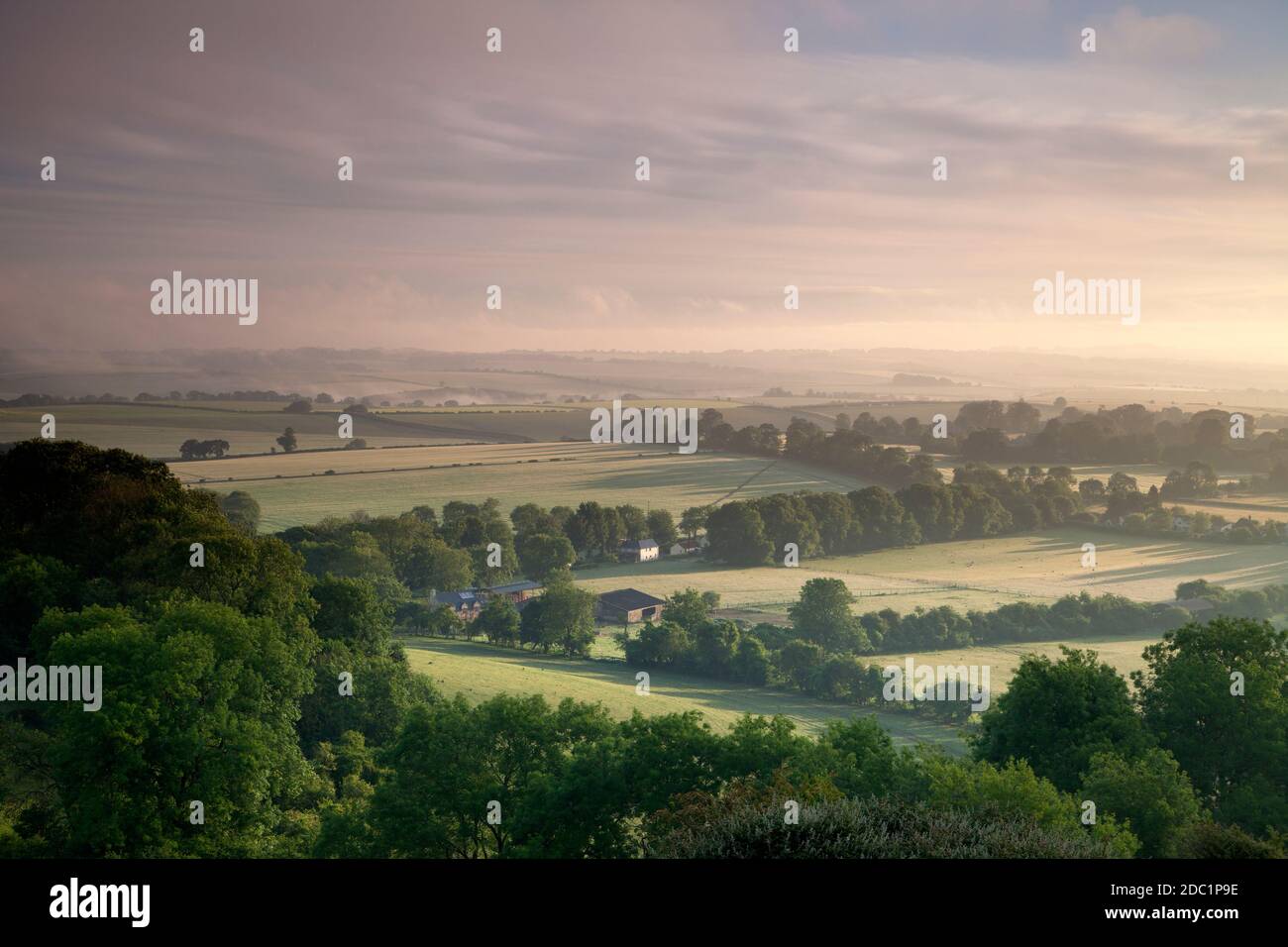 Ein Blick auf das Chalke Valley im Südwesten Wiltshire, in der Nähe des Dorfes Bowerchalke. Stockfoto