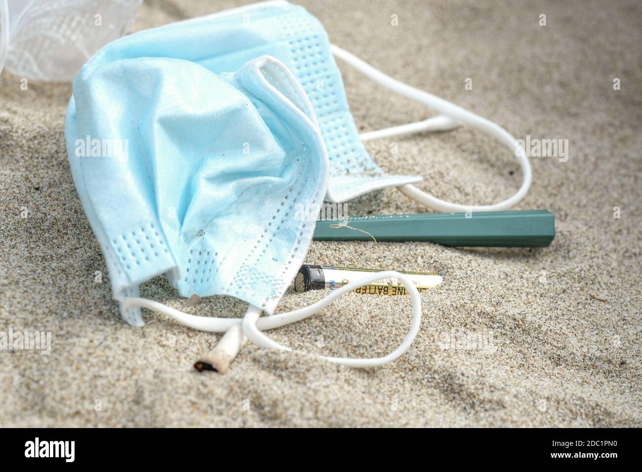 Meeresverschmutzung Müll, Wattestäbchen, Rasierklinge und Zigaretten am Strand entsorgt Stockfoto