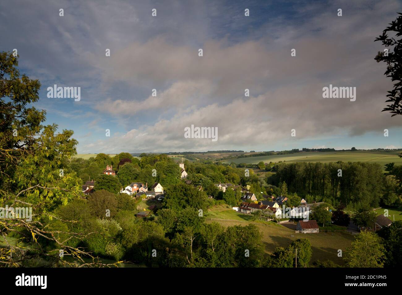 Das Dorf Ebbesbourne wacht in Wiltshire auf. Stockfoto