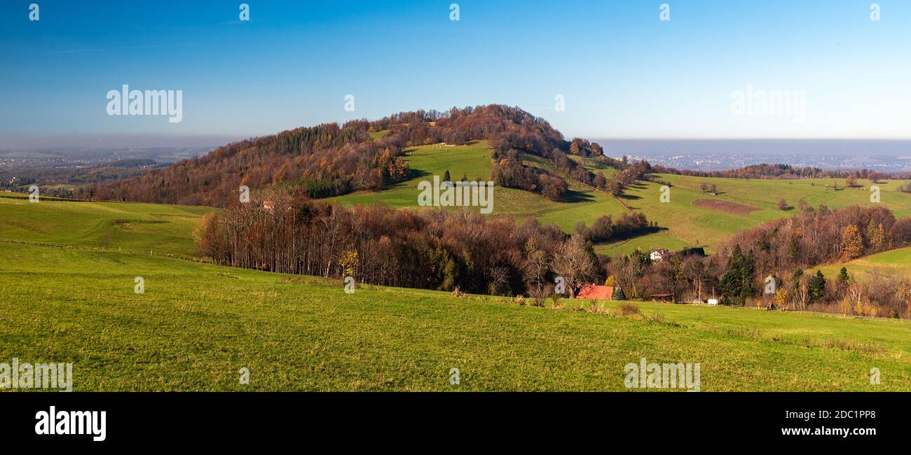TUL Hügel mit ländlicher Landschaft um im Spätherbst Beskid Slaski Berge in Polen Stockfoto