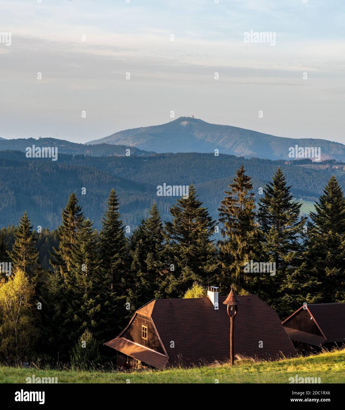 Blick auf Lysa hora Hügel von Bobek Hügel im Herbst Moravskoslezske Beskydy Berge über Bila Dorf auf tschechisch - slowakisch Rahmen Stockfoto