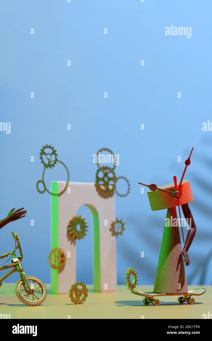 Zusammensetzung von Zahnrädern, Figuren, Bögen, Beine und Hände, Fahrrad und Skateboard, Konzept über Zeitmangel, Frist. Stockfoto