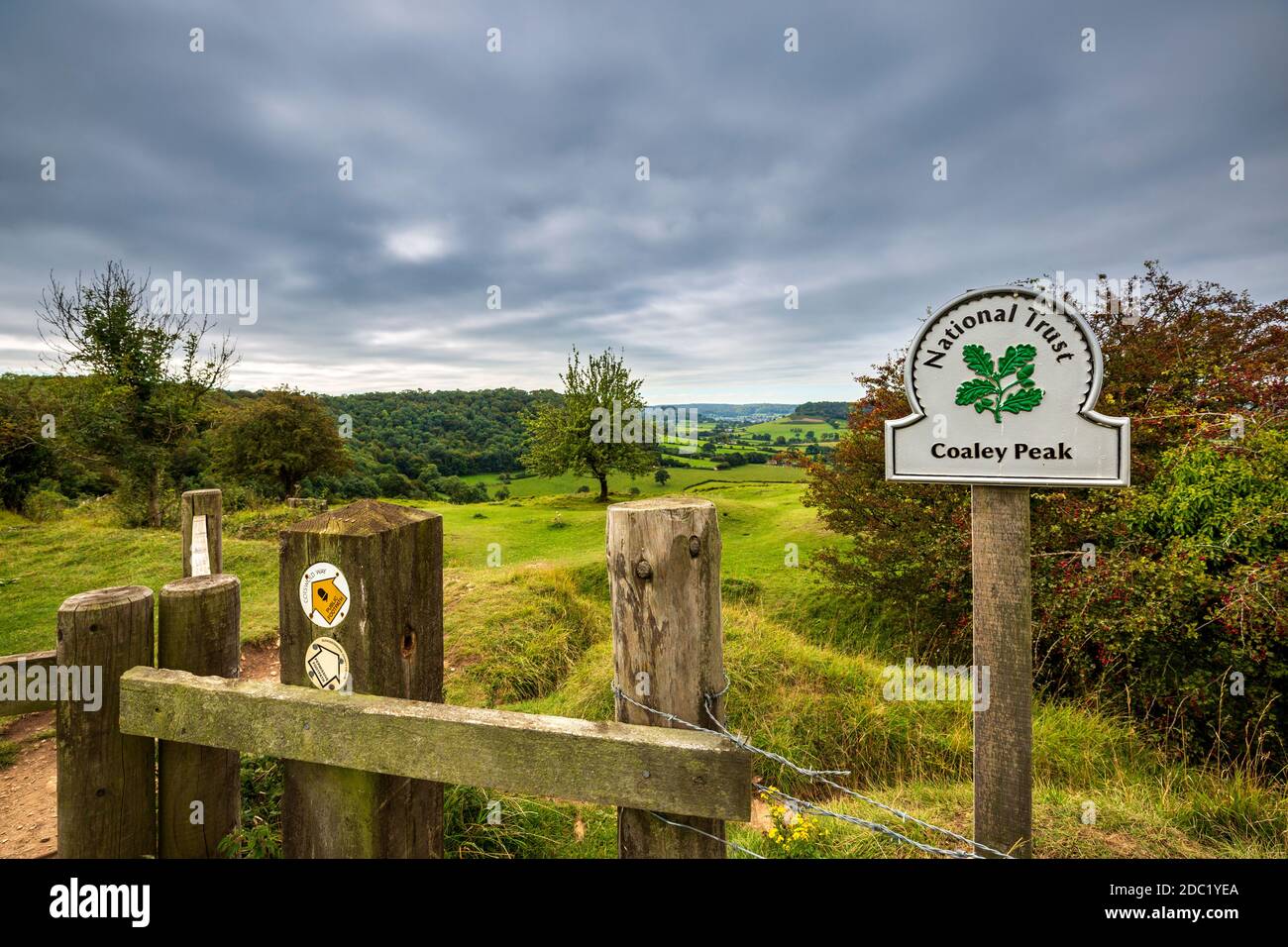 Der Eingang zum Coaley Peak entlang des Cotswold Way Fußweges, Gloucestershire, England Stockfoto