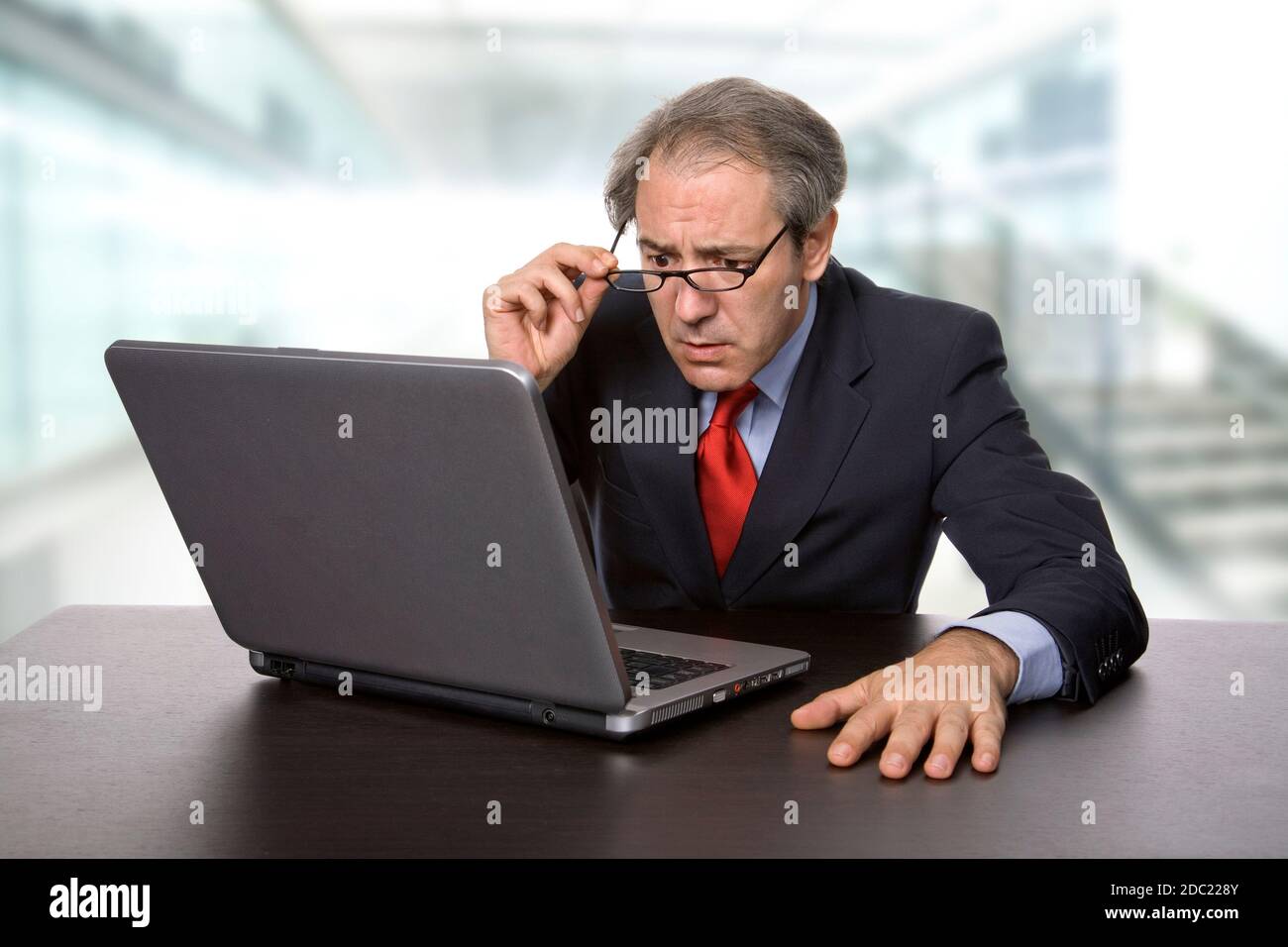 ausgereifte Business-Mann arbeitet mit seinem laptop Stockfoto
