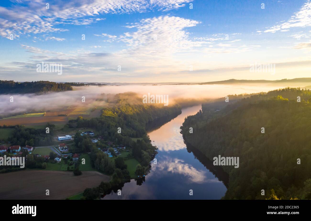 Thurnberger Stausee in der Nähe von Krumau am Kamp im Waldviertel in Niederösterreich. Luftaufnahme des Sees bei Sonnenaufgang am Morgen. Stockfoto