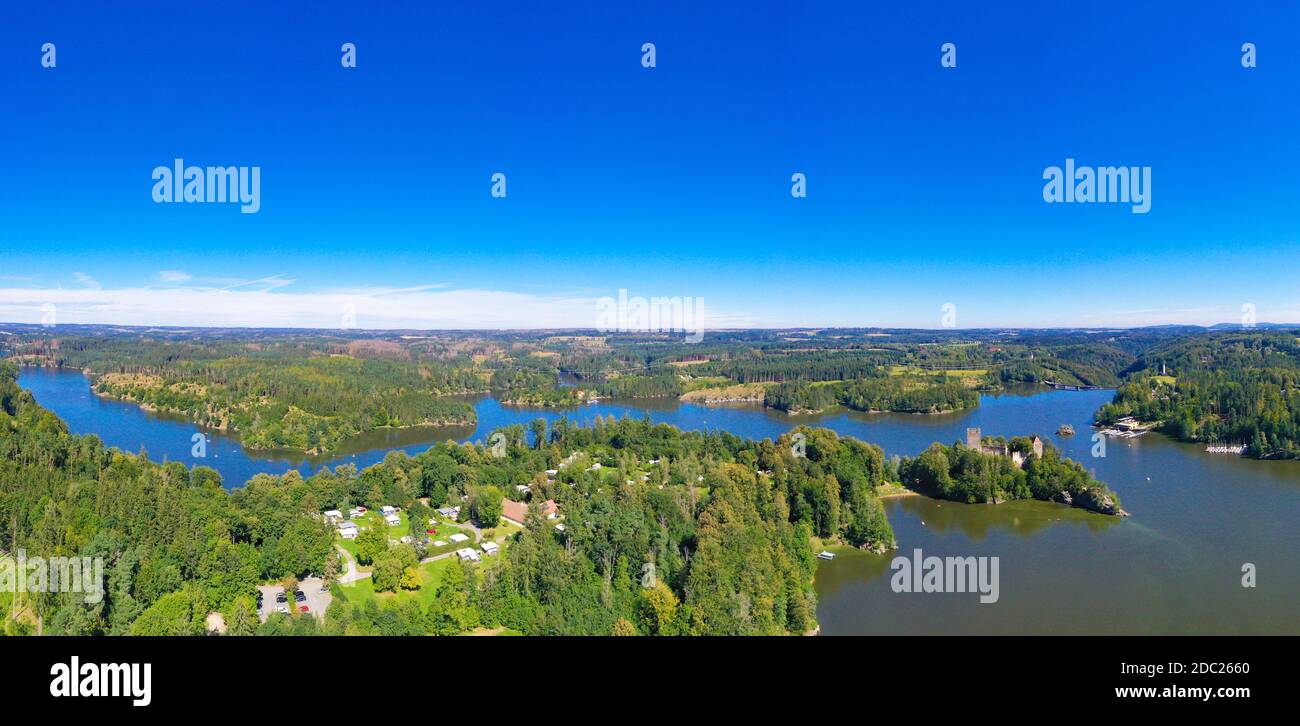 Ottenstein See. Panoramablick von oben auf den Stausee und die alte Ruine von Lichtenfels im Sommer. Schönes Erholungsgebiet im Waldviertel, Lo Stockfoto
