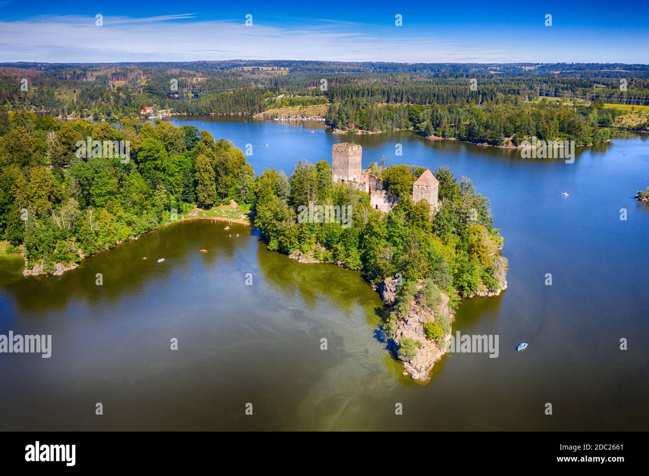Ruine Lichtenfels im Waldviertel. Schönes berühmtes Wahrzeichen am Ottensteinsee im Waldviertel, Niederösterreich. Luftaufnahme im Sommer. Stockfoto