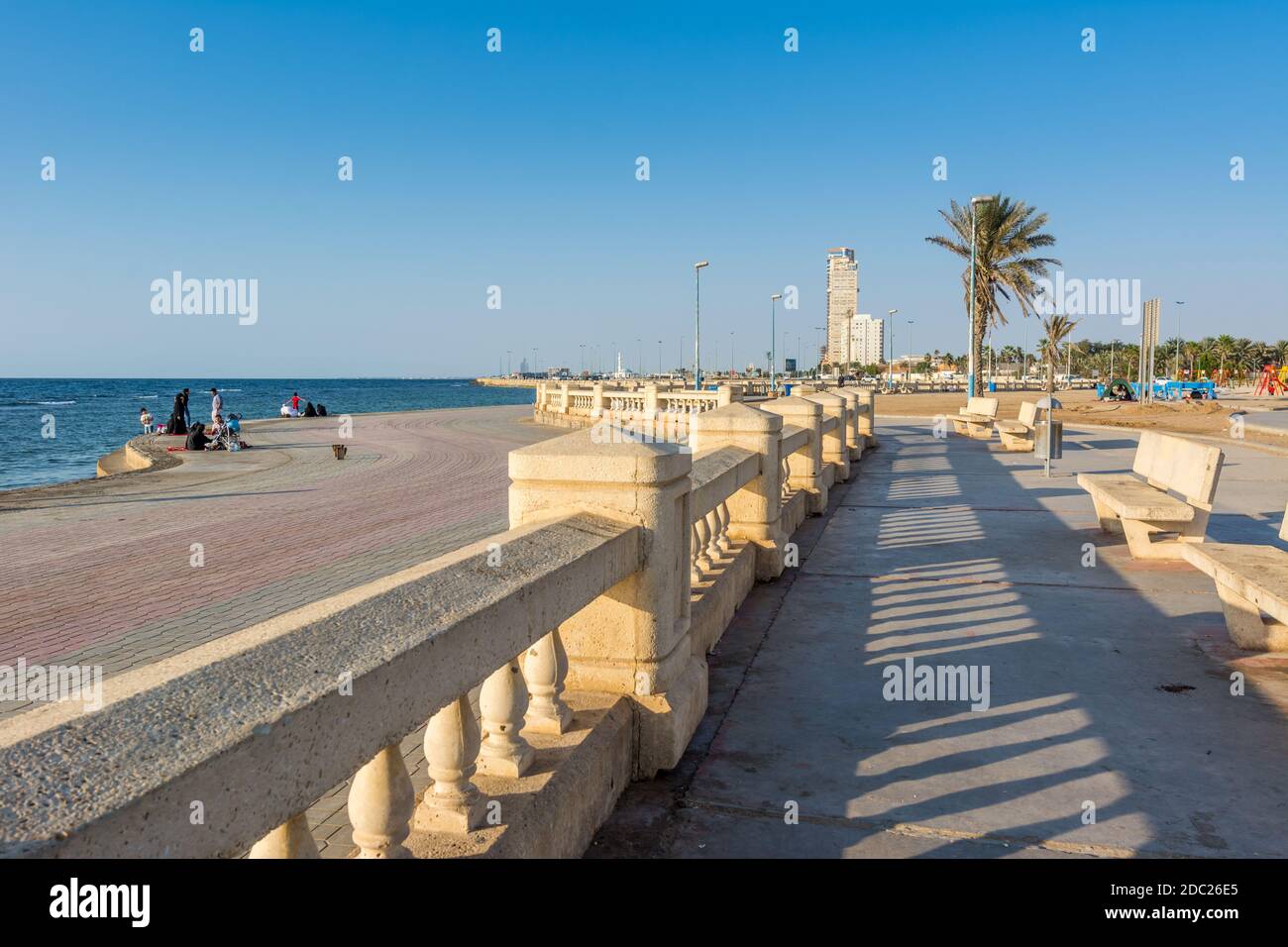 Steinstraße von Jeddah Corniche, 30 km Küstengebiet von Jeddah Stadt mit Küstenstraße, Erholungsgebiete, Pavillons und bürgerlichen Skulpturen in Jeddah, Stockfoto