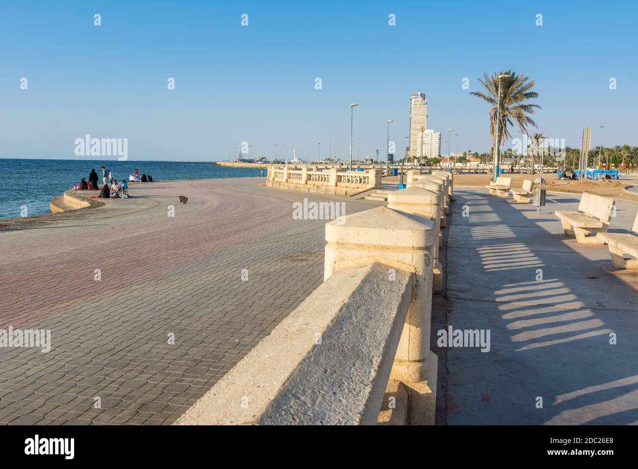 Steinstraße von Jeddah Corniche, 30 km Küstengebiet von Jeddah Stadt mit Küstenstraße, Erholungsgebiete, Pavillons und bürgerlichen Skulpturen in Jeddah, Stockfoto