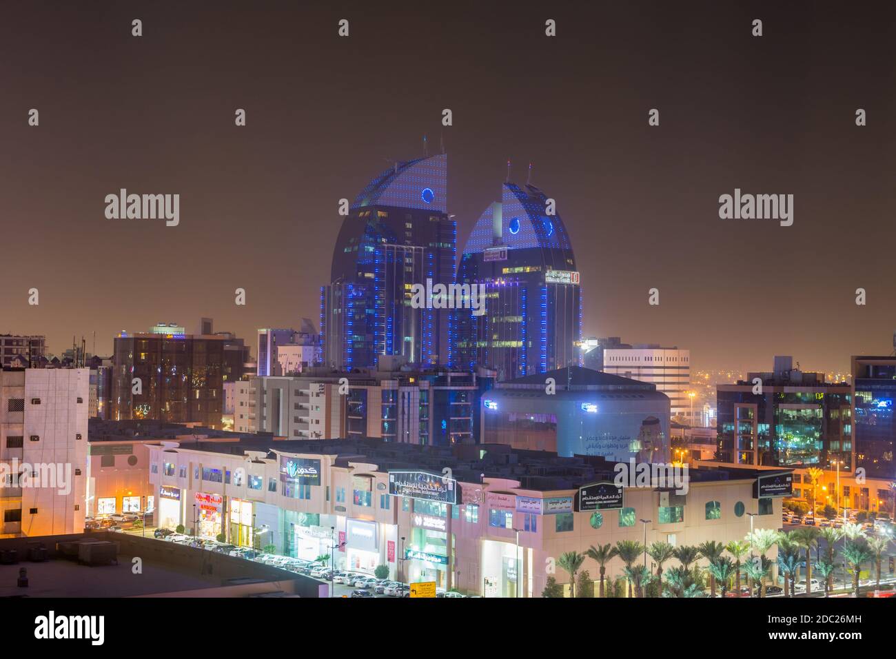 Luftaufnahme mit Neonlicht von Riad mit Twin-Gebäude der Alinma Bank in Riad, Saudi-Arabien Stockfoto