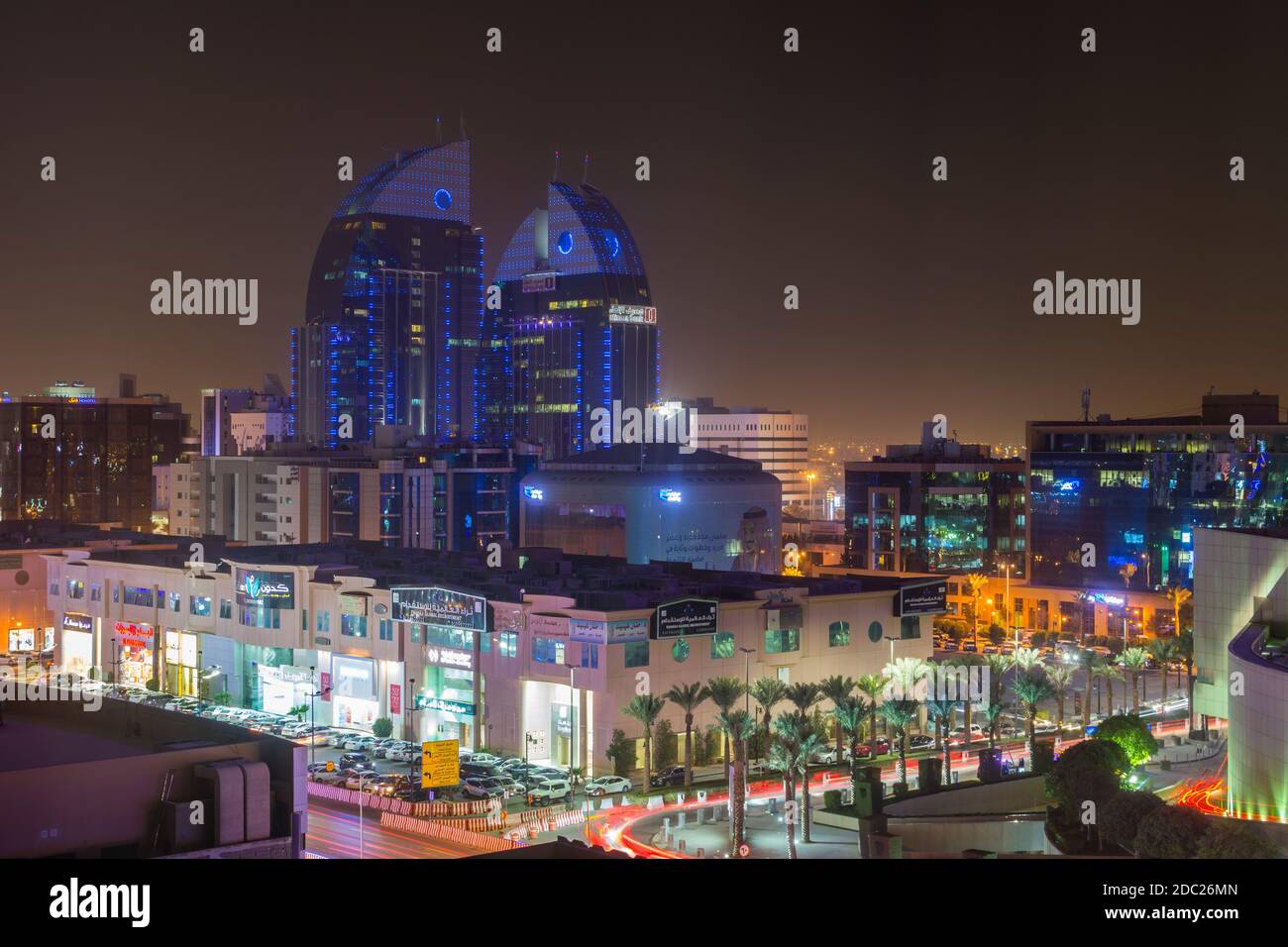 Luftaufnahme mit Neonlicht von Riad mit Twin-Gebäude der Alinma Bank in Riad, Saudi-Arabien Stockfoto