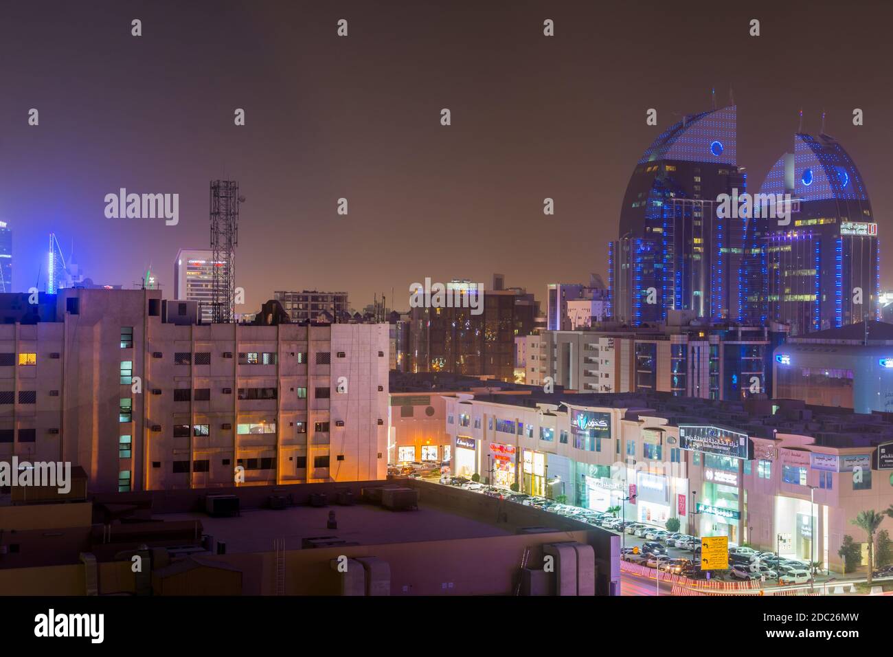 Luftaufnahme mit Neonlicht von Riad mit Twin-Gebäude der Alinma Bank in Riad, Saudi-Arabien Stockfoto