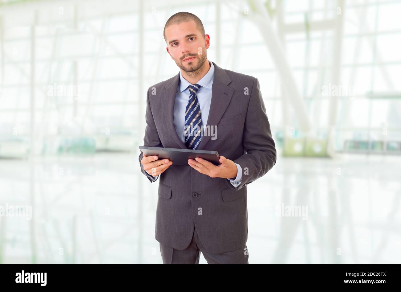 besorgt Geschäftsmann mit einem Tablet-pc im Büro Stockfoto
