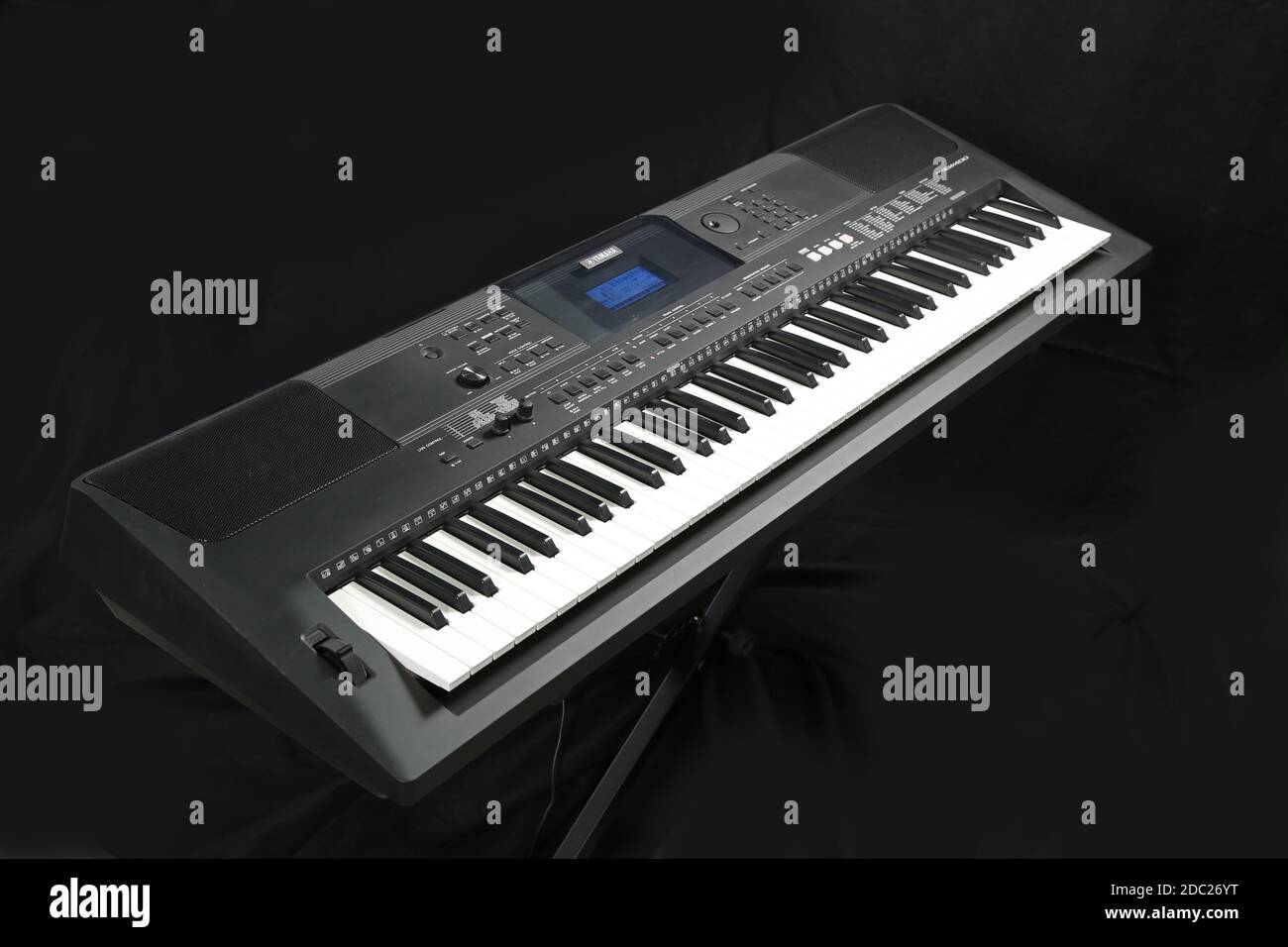 Studioaufnahme einer elektronischen Tastatur von Yamaha; Modell PSR EW400 auf einem klappbaren X-Frame-Ständer aus Metall. Stockfoto